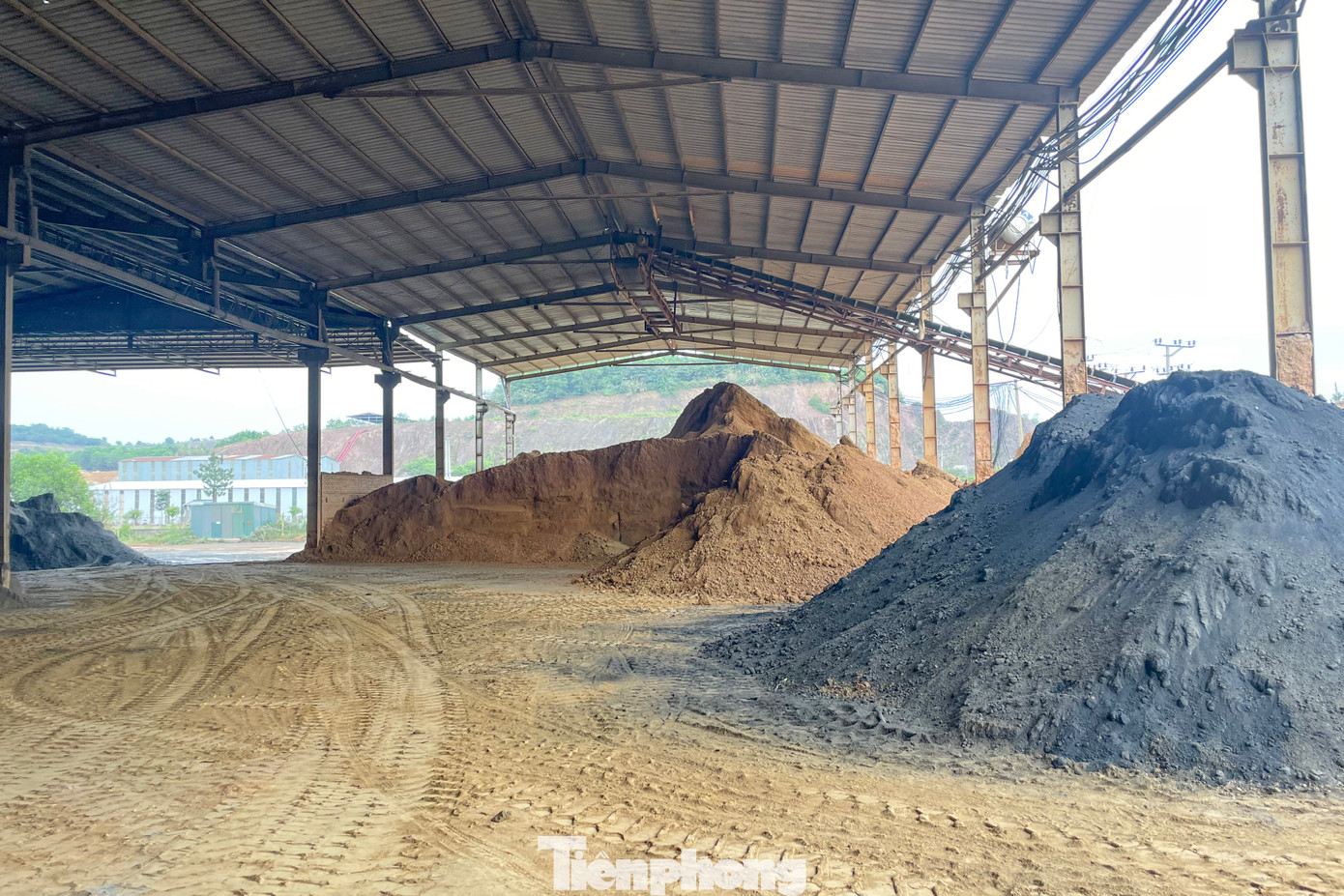 Lượng lớn đất khai thác trái phép tập kết trong nhà xưởng.