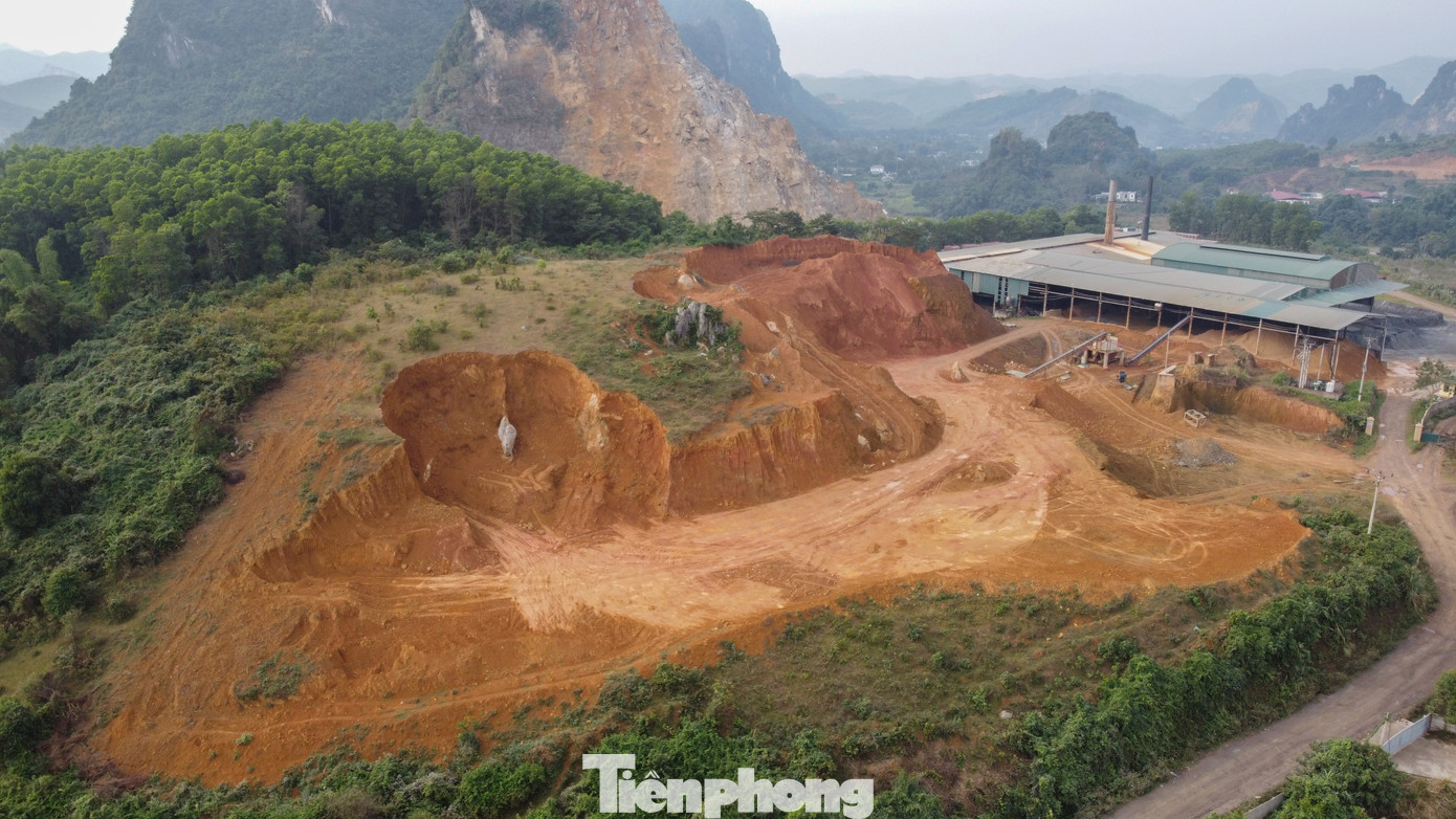 Vị trí mà đơn vị này khai thác đất trái phép nằm ở phía trước cổng công ty, các phương tiện dùng để khai thác trái phép đã bị lực lượng chức năng thu giữ. Tại đây, khoảng đất trống rộng lớn bị đào bới, san gạt.