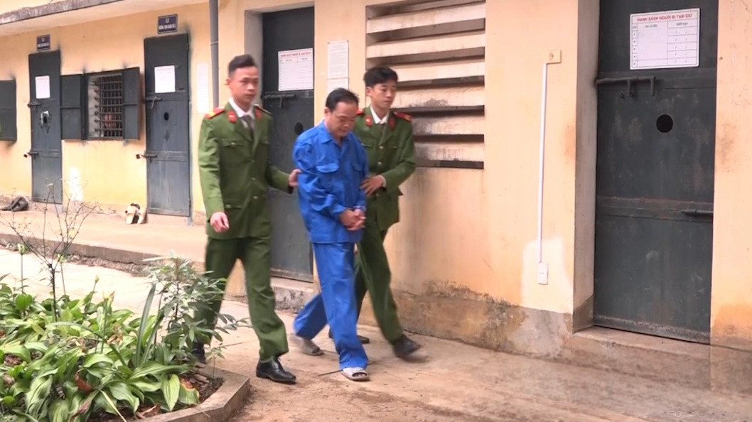 Tài xế Vũ Tiến Cảnh tại cơ quan công an.