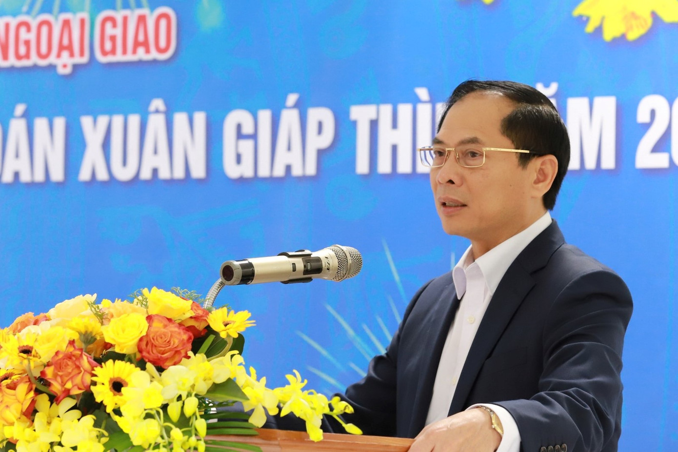 Bộ trưởng Ngoại giao Bùi Thanh Sơn phát biểu tại buổi tặng quà.