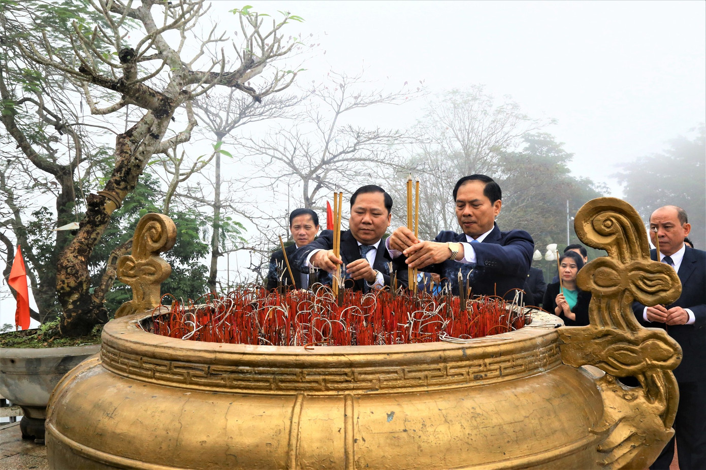 Bộ trưởng Ngoại giao cùng đoàn công tác dâng hương tại Tượng đài Bác Hồ.