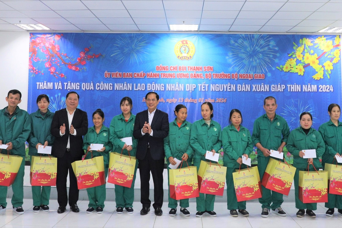 Bộ trưởng Ngoại giao Bùi Thanh Sơn tặng quà CNLĐ Hòa Bình.