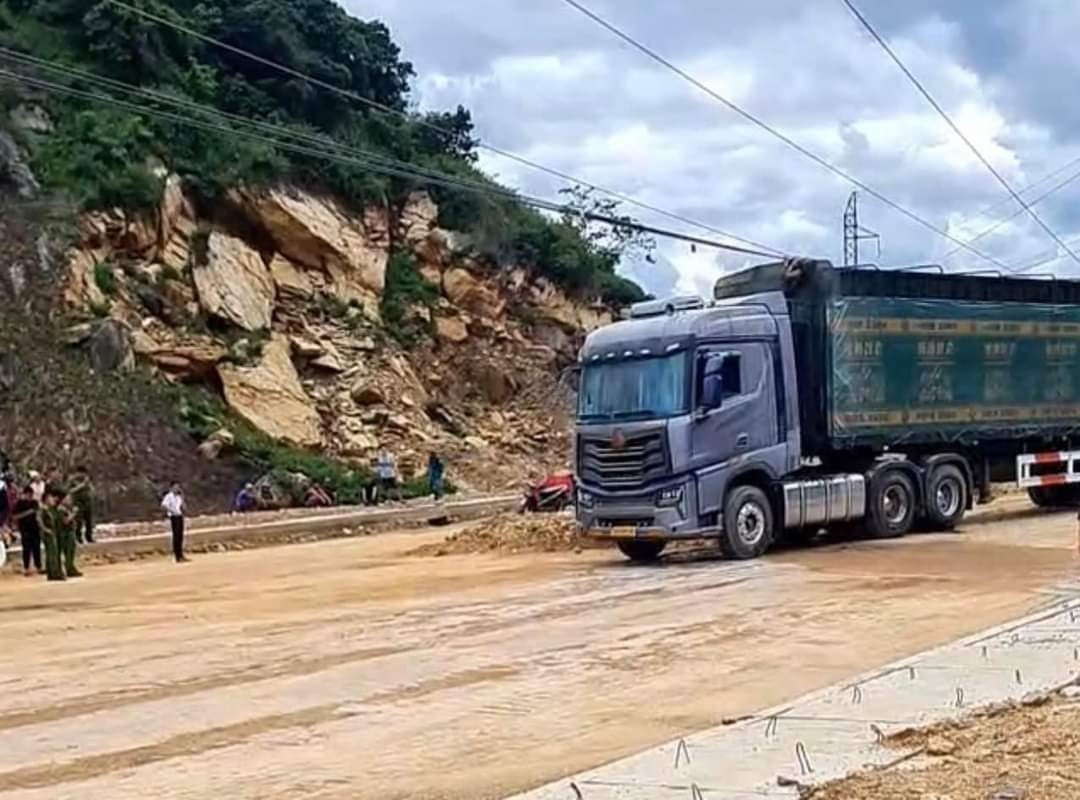 Hiện trường vụ giật điện khiến tài xế xe đầu kéo tử vong. Ảnh: NDCC.