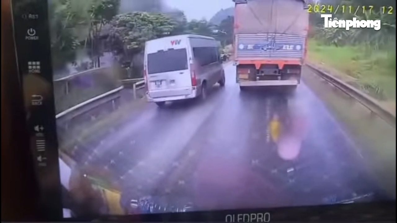 Hình ảnh xe ô tô 16 chỗ vượt ẩu gây tai nạn.