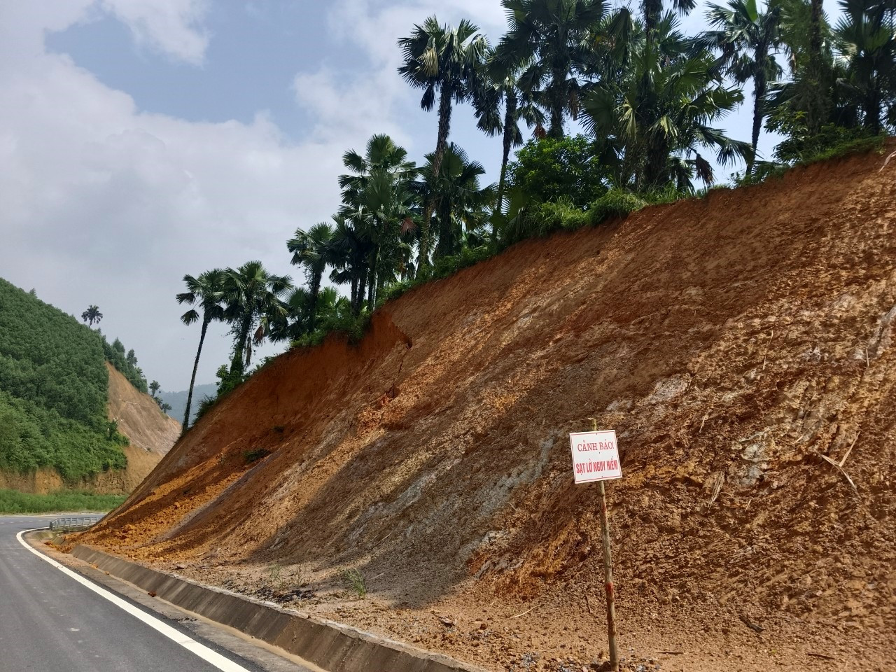 Đoạn Km36+200 và Km36+700 của tuyến chính đường liên vùng qua địa phận xã Bằng Giã, huyện Hạ Hòa xuất hiện tình trạng sạt lở taluy dương.