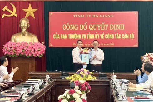 Tân Phó Trưởng Ban Dân vận Tỉnh ủy Lê Mạnh Cường nhận quyết định. Ảnh: Đài PT&TH Hà Giang Tân Phó Trưởng Ban Dân vận Tỉnh ủy Lê Mạnh Cường nhận quyết định. Ảnh: Đài PT&TH Hà Giang