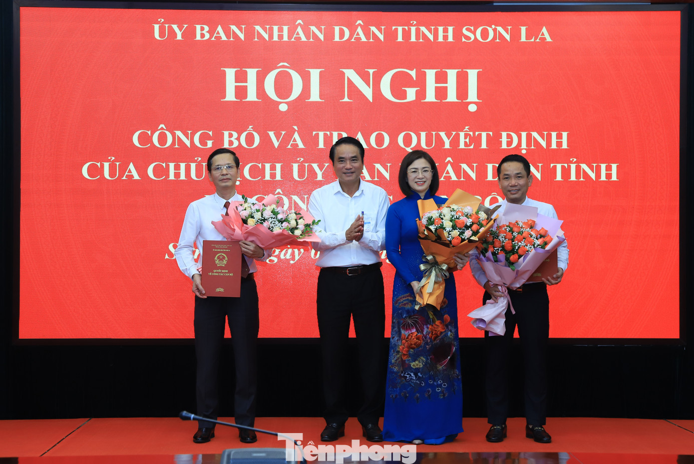 Ông Lê Hồng Minh - Phó Chủ tịch UBND tỉnh Sơn La - trao các quyết định điều động, bổ nhiệm. Ông Lê Hồng Minh - Phó Chủ tịch UBND tỉnh Sơn La - trao các quyết định điều động, bổ nhiệm.