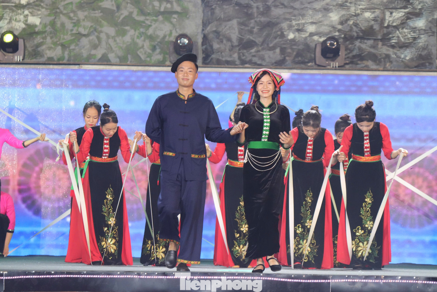 So với những trang phục của các dân tộc khác thì trang phục người Tày ở Hòa Bình khá giản dị về màu sắc, nhưng lại tinh tế về họa tiết và sự kết hợp hài hòa các phụ kiện đi kèm. Những chi tiết, phụ kiện nhỏ trên bộ trang phục của người Tày đều thể hiện tính thẩm mỹ, sự tinh tế và quan niệm riêng về cái đẹp.