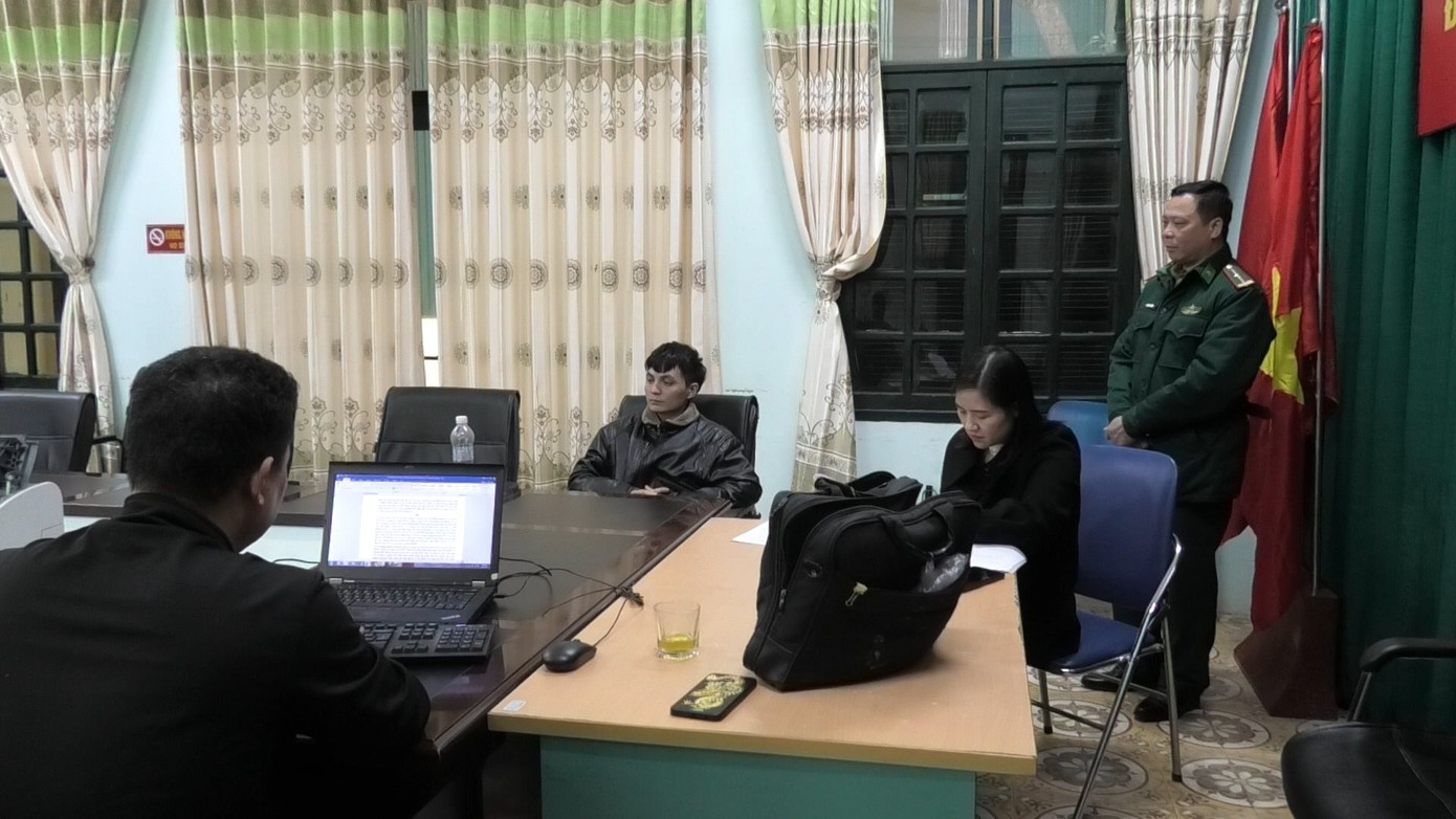 Đối tượng Tẩn Ông Cao làm việc với Đồn Biên phòng Trịnh Tường. Ảnh: Trung Dũng.