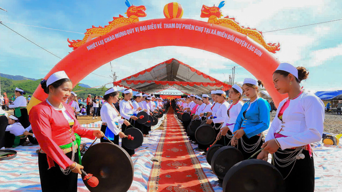 Ngày 26 - 27/10, tại xóm Dóm Bái, xã Miền Đồi, huyện Lạc Sơn, phiên chợ trưng bày, quảng bá, giới thiệu, thúc đẩy tiêu thụ sản phẩm OCOP và các sản phẩm đặc trưng các vùng miền huyện Lạc Sơn, kết hợp tham quan trải nghiệm cảnh đẹp thiên nhiên đã được tổ chức. Ảnh: BHB