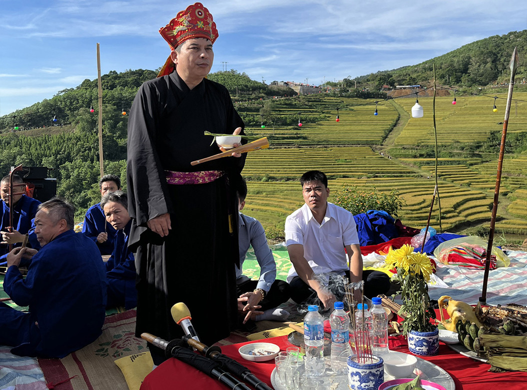 Trong buổi khai mạc, lễ Mừng cơm mới được tái hiện với nghi thức đoàn rước, dâng lễ tạ các vị thần, tổ tiên. Ảnh: BHB