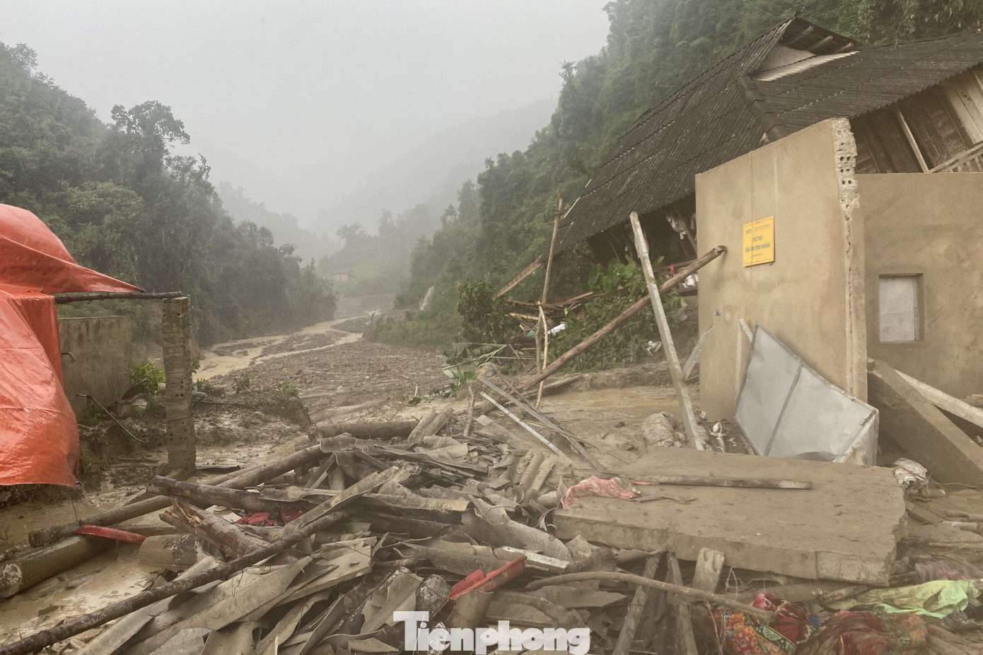 Lũ quét khiến 7 người tại xã Mường Pồn, huyện Điện Biên chết và mất tích. Lũ quét khiến 7 người tại xã Mường Pồn, huyện Điện Biên chết và mất tích.