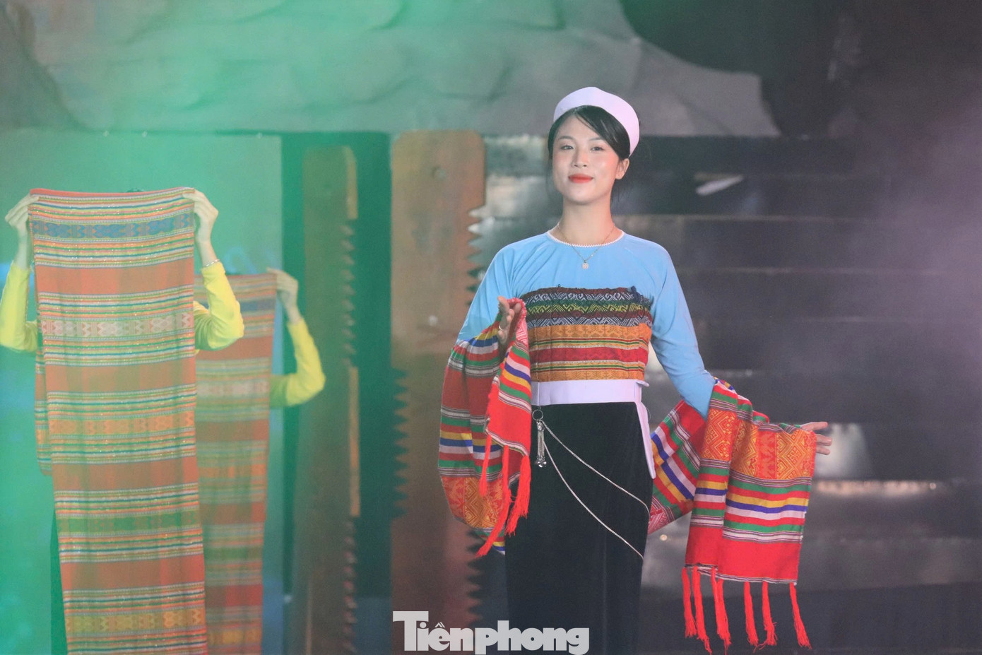 Với đôi bàn tay khéo léo cùng óc thẩm mỹ tinh tế, người phụ nữ Thái cũng sáng tạo ra bộ trang phục truyền thống nữ với những nét độc đáo, nổi bật riêng, không thể trộn lẫn với bất cứ dân tộc nào.