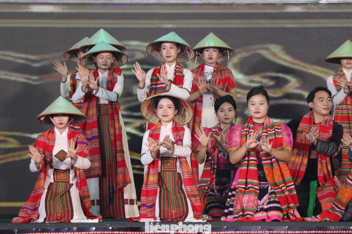 Trong chương trình, 120 diễn viên đã trình diễn trang phục truyền thống các dân tộc tỉnh Hòa Bình, mở đầu là dân tộc Mường, tiếp đến là các dân tộc Thái, Dao, Tày, Mông, Kinh.