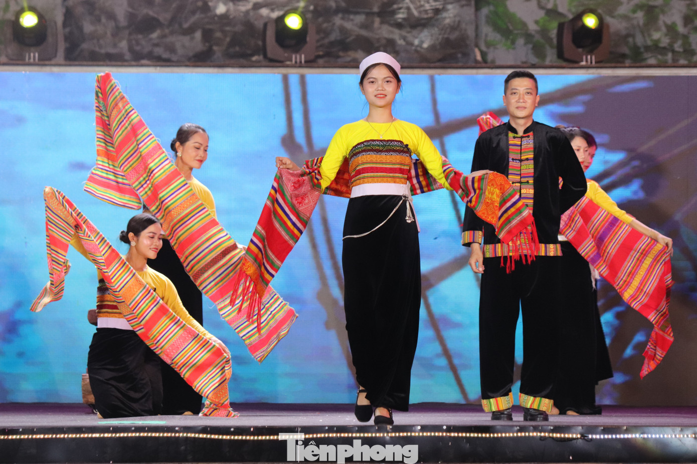 Từ xưa, phụ nữ Thái ở Hòa Bình đã nổi tiếng với nghề dệt vải, họ rất giỏi trong kỹ thuật trồng bông, dệt vải, đặc biệt là kỹ thuật dệt, trang trí hoa văn trên vải thổ cẩm.