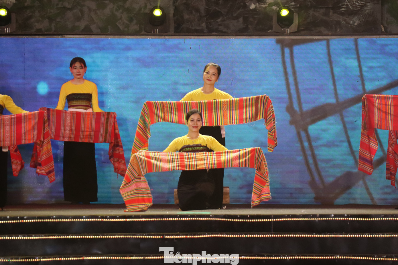 Với đôi bàn tay khéo léo cùng óc thẩm mỹ tinh tế, người phụ nữ Thái cũng sáng tạo ra bộ trang phục truyền thống nữ với những nét độc đáo, nổi bật riêng, không thể trộn lẫn với bất cứ dân tộc nào.