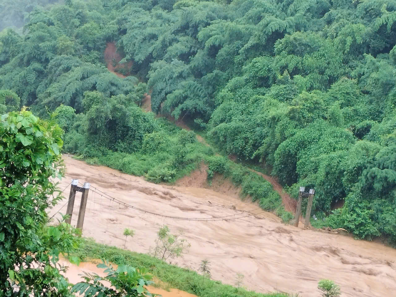 Cây cầu duy nhất dẫn đến điểm trường đã bị mưa lũ cuốn trôi.