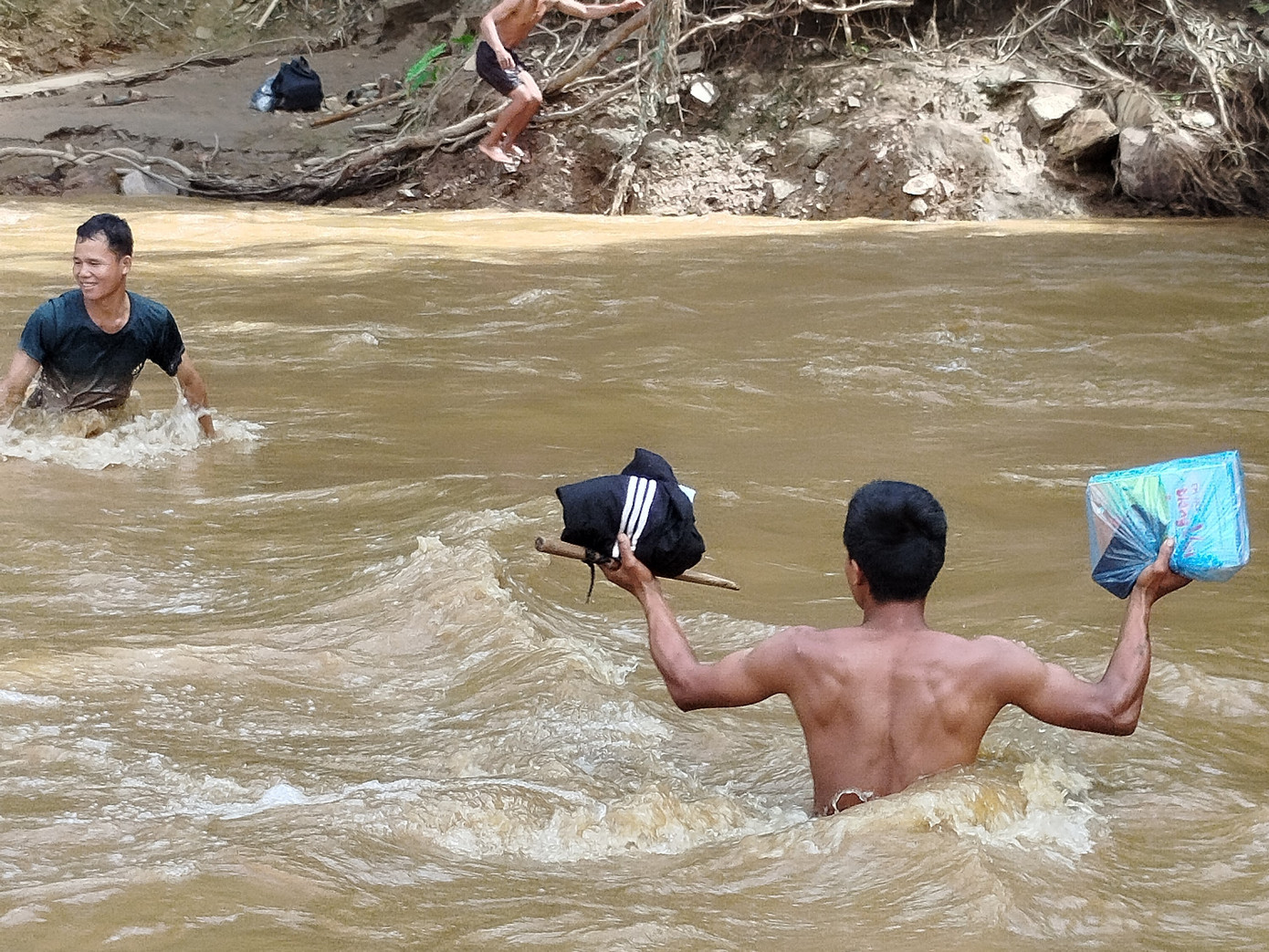 Mực nước tại dòng suối rất cao.