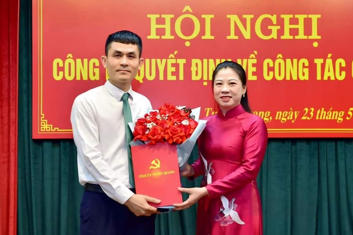 Tân Phó Chánh Văn phòng Tỉnh ủy Tuyên Quang Vũ Thanh Tùng nhận quyết định. Ảnh: Báo Tuyên Quang.