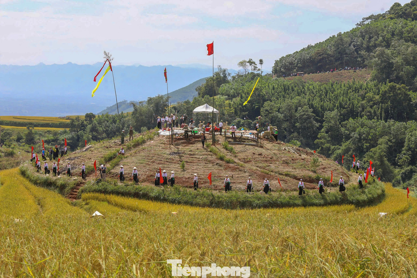 Trong buổi khai mạc, lễ Mừng cơm mới được tái hiện với nghi thức đoàn rước, dâng lễ tạ các vị thần, tổ tiên. Ảnh: BHB