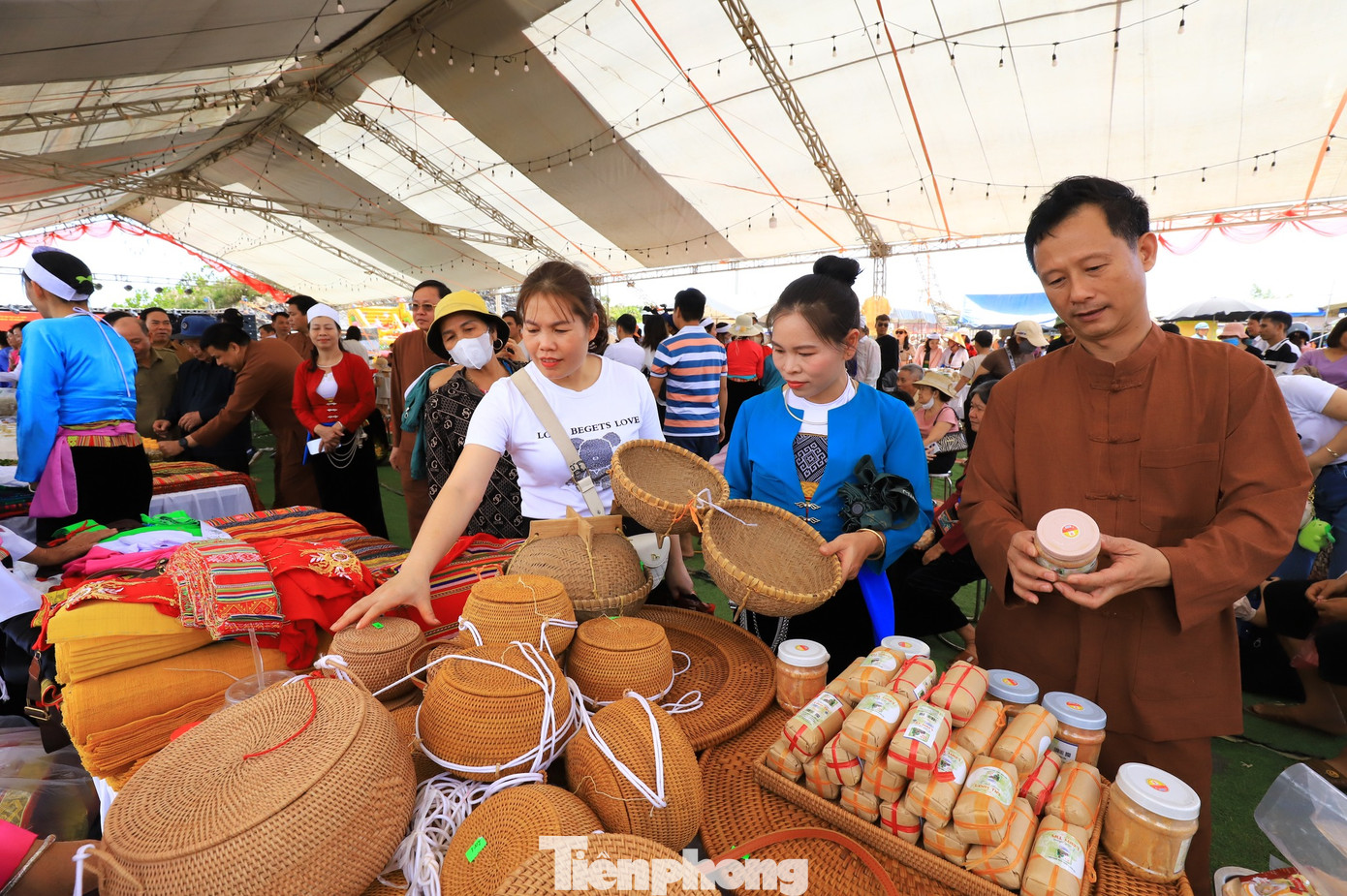 Ngày 26 - 27/10, tại xóm Dóm Bái, xã Miền Đồi, huyện Lạc Sơn, phiên chợ trưng bày, quảng bá, giới thiệu, thúc đẩy tiêu thụ sản phẩm OCOP và các sản phẩm đặc trưng các vùng miền huyện Lạc Sơn, kết hợp tham quan trải nghiệm cảnh đẹp thiên nhiên đã được tổ chức. Ảnh: BHB