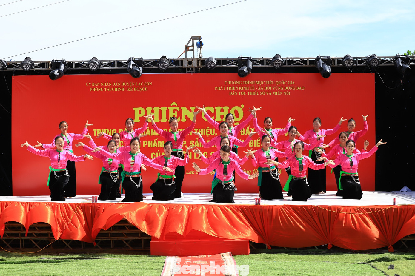 ...hành trình chạy trải nghiệm ruộng bậc thang với cự ly 5km, 7km và biểu diễn văn hóa, văn nghệ, khám phá du lịch cộng đồng.