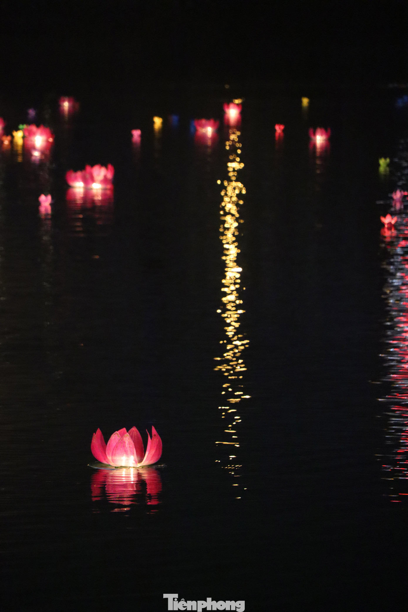 Sau khi hoàn thành phần lễ trên thuyền rồng giữa dòng sông Đà, lãnh đạo tỉnh Hòa Bình cùng nhiều người dân đã tham gia thả hoa đăng trên sông Đà.