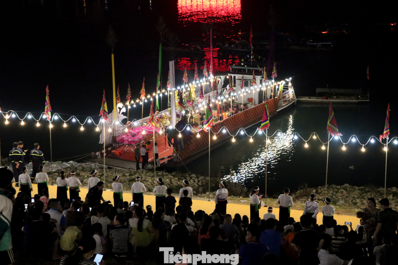 “Lễ cầu ngư và thả hoa đăng trên sông Đà” là sự khẳng định và tiếp nối việc bảo tồn, phát huy nét văn hóa đặc sắc, đa dạng trong không gian văn hóa của dân tộc Việt Nam.