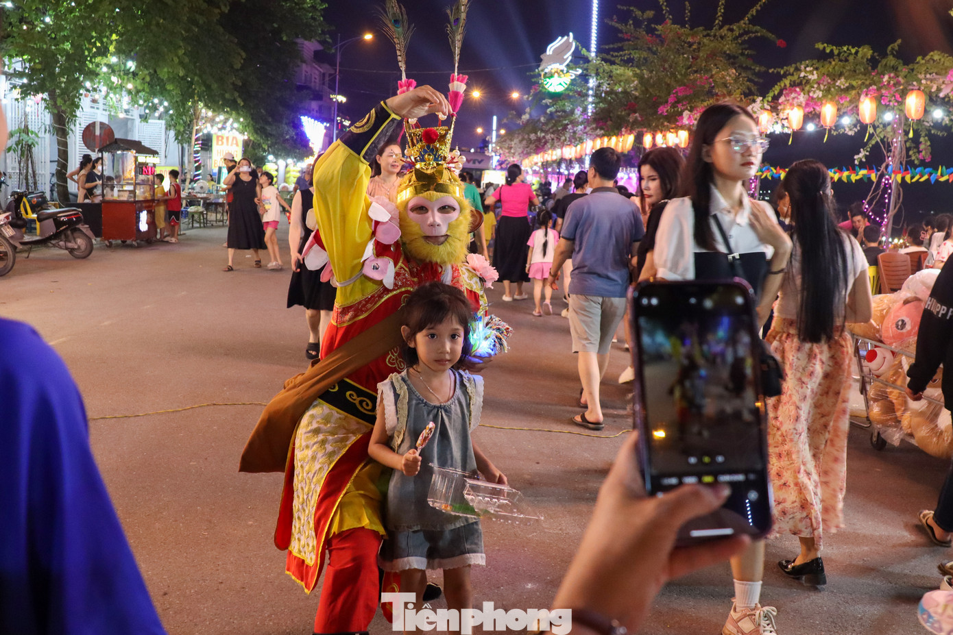 Mọi người cùng nhau ghi lại những hình ảnh kỷ niệm trong ngày đầu tiên diễn ra Tuần Văn hóa - Du lịch tỉnh Hòa Bình 2024.