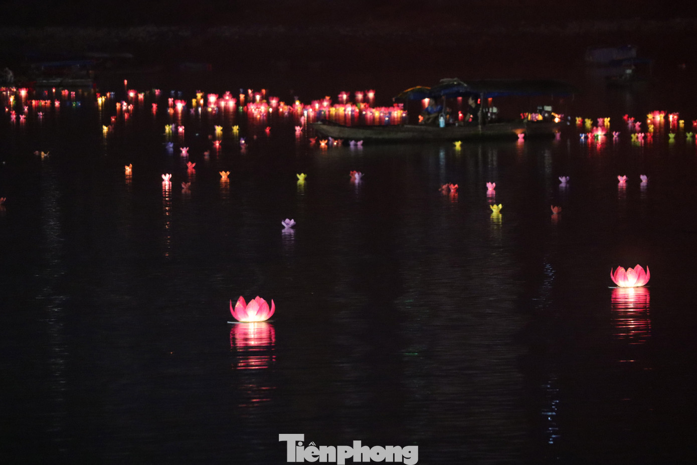Mỗi chiếc đèn mang theo ánh sáng khi được thả xuống sông sẽ góp phần thắp lên hy vọng về một tương lai nhiều may mắn, bình an cho quê hương, gia đình, người thân...