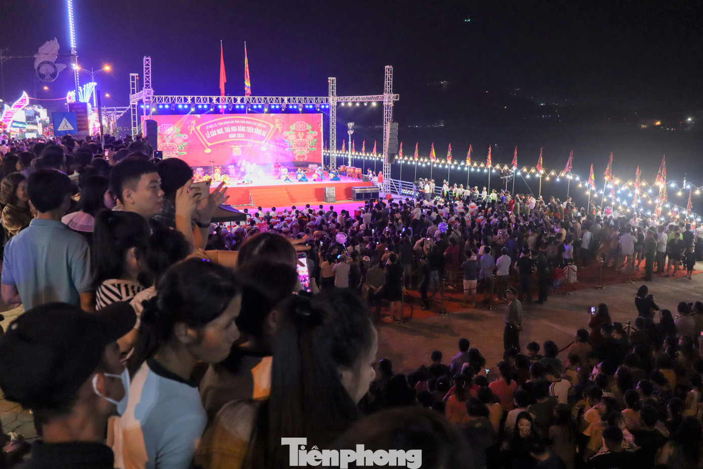 Ngoài ra, tham dự buổi lễ có hàng nghìn người dân, du khách đến từ các địa phương trong và ngoài tỉnh.