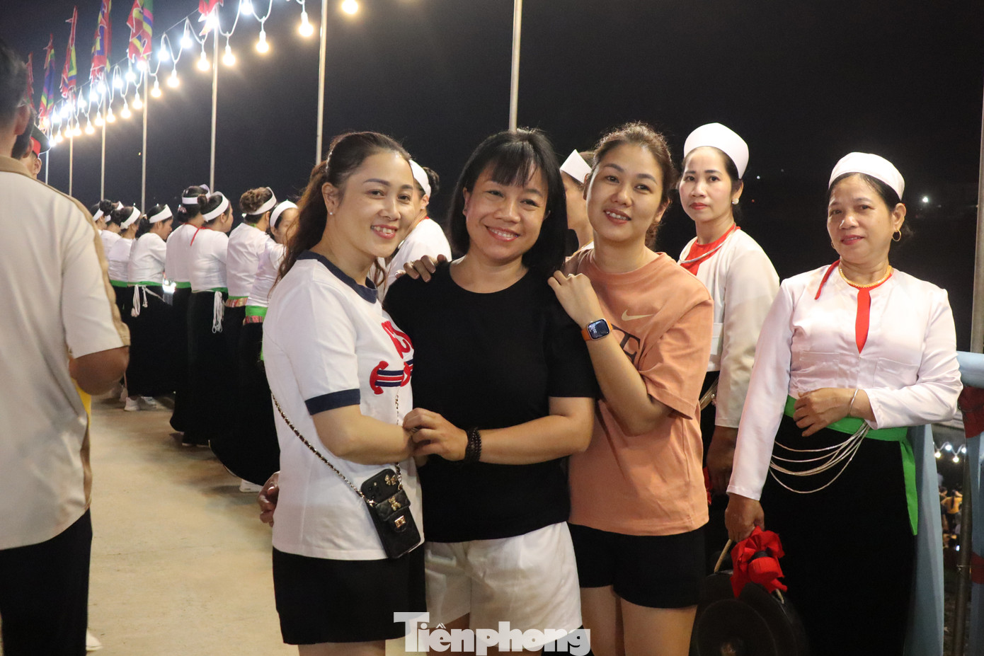 Mọi người cùng nhau ghi lại những hình ảnh kỷ niệm trong ngày đầu tiên diễn ra Tuần Văn hóa - Du lịch tỉnh Hòa Bình 2024.