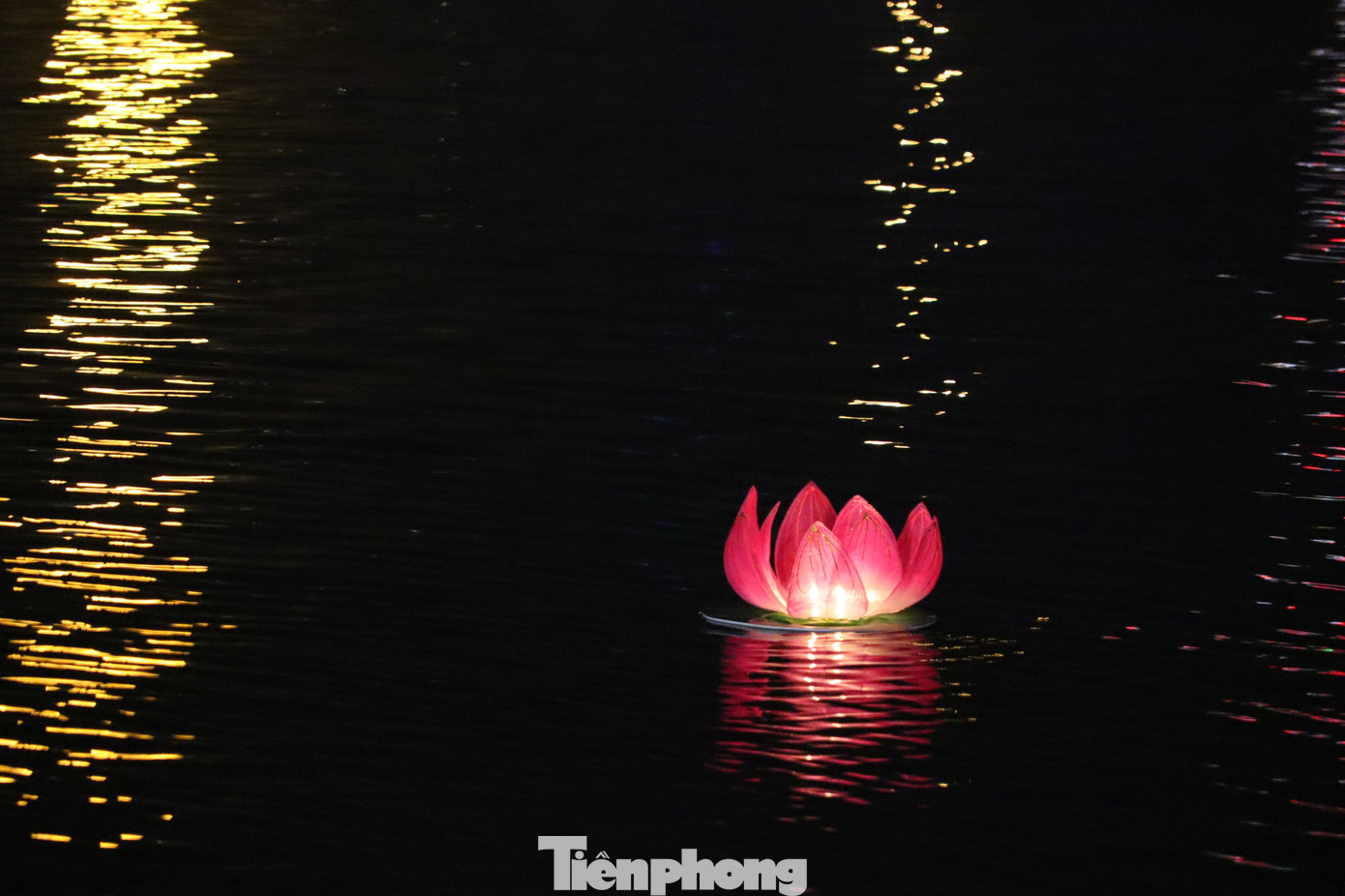 Mỗi chiếc đèn mang theo ánh sáng khi được thả xuống sông sẽ góp phần thắp lên hy vọng về một tương lai nhiều may mắn, bình an cho quê hương, gia đình, người thân...