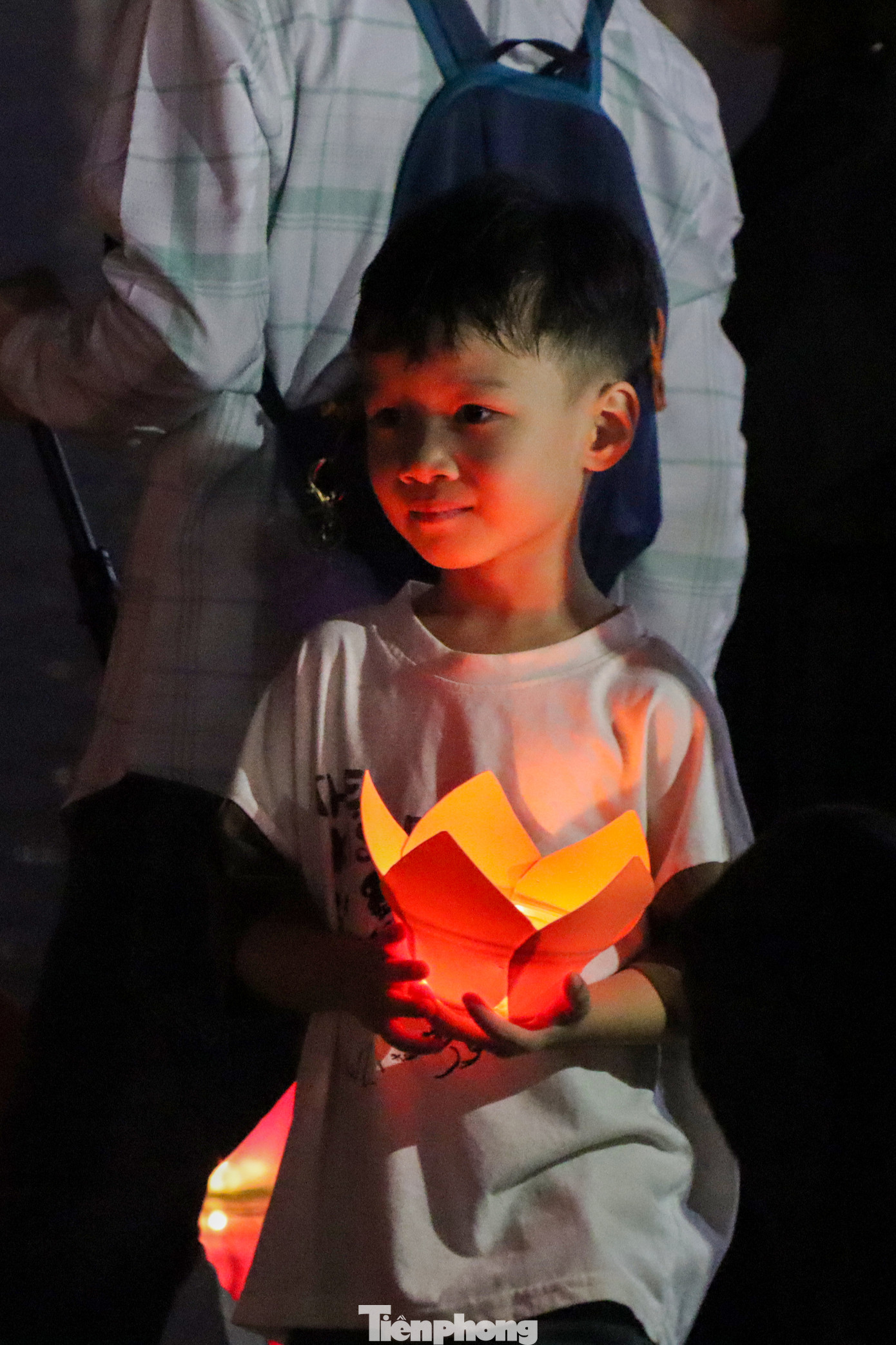 Sau khi hoàn thành phần lễ trên thuyền rồng giữa dòng sông Đà, lãnh đạo tỉnh Hòa Bình cùng nhiều người dân đã tham gia thả hoa đăng trên sông Đà.