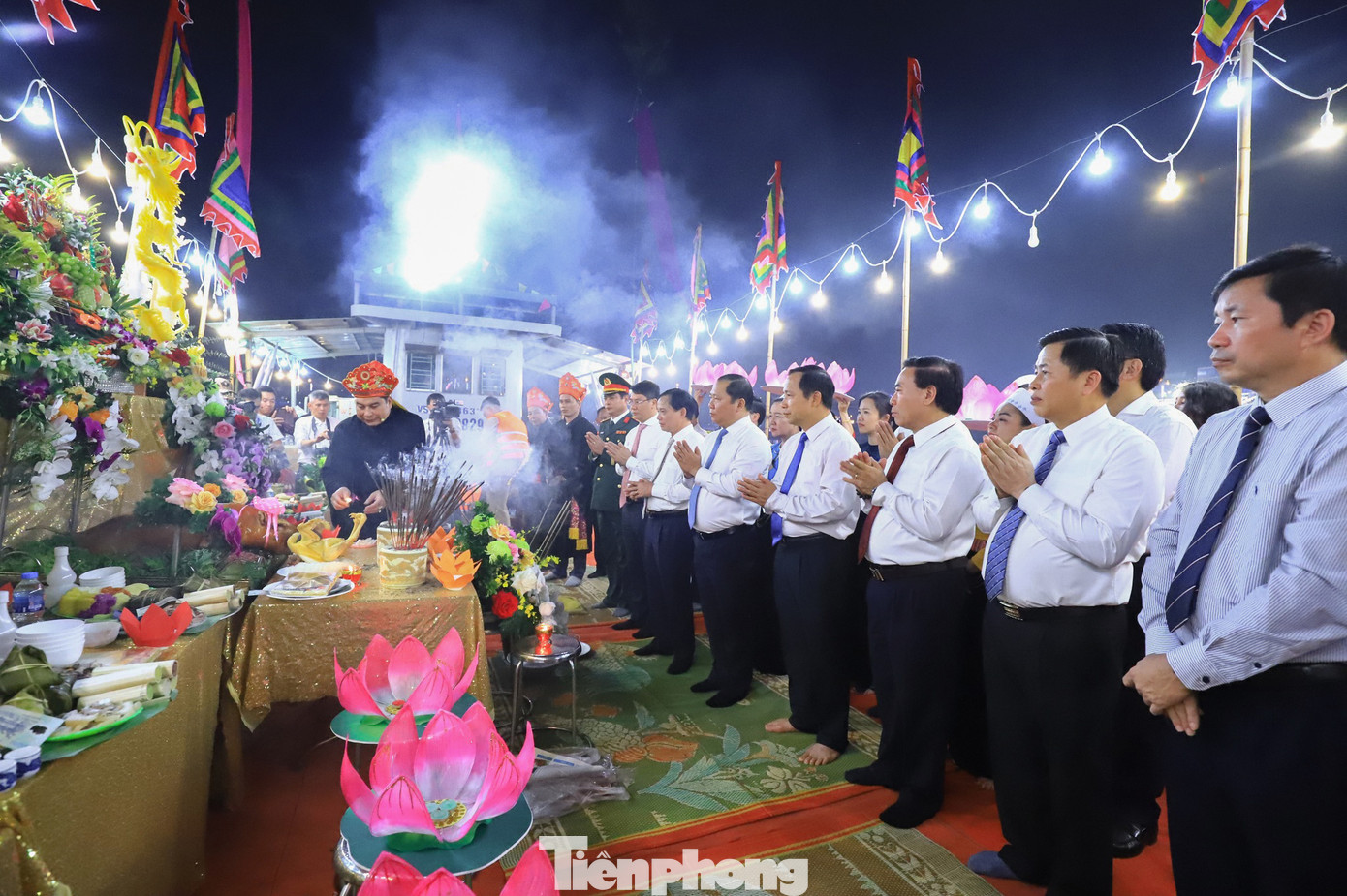 Hàng nghìn người xem Lễ cầu ngư, thả hoa đăng trên sông Đà ảnh 2