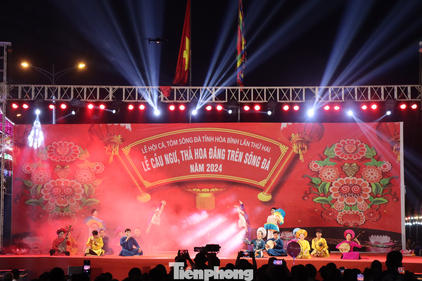 Tối 15/11, tại Phố đi bộ thành phố Hòa Bình, UBND tỉnh tổ chức Lễ cầu ngư, thả hoa đăng trên sông Đà năm 2024.