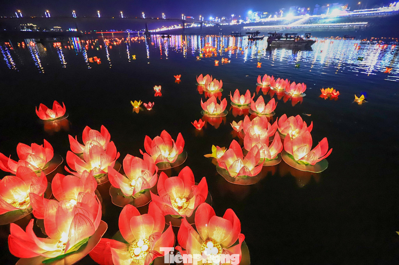 Cũng theo ông Đinh Công Sứ, hoa đăng được thả trên sông Đà vừa mang tính thẩm mỹ, độc đáo, vừa mang tính giá trị tâm linh trong truyền thống văn hóa, đồng thời tạo điểm nhấn giới thiệu quảng bá sản phẩm du lịch mang đậm bản sắc văn hóa và con người Hòa Bình.