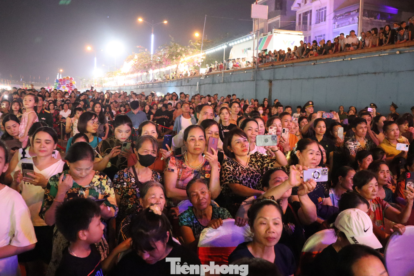 Ngoài ra, tham dự buổi lễ có hàng nghìn người dân, du khách đến từ các địa phương trong và ngoài tỉnh.