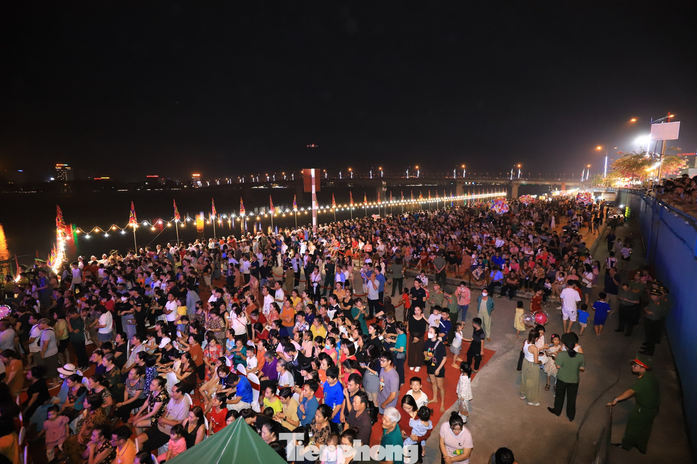 Ngoài ra, tham dự buổi lễ có hàng nghìn người dân, du khách đến từ các địa phương trong và ngoài tỉnh.