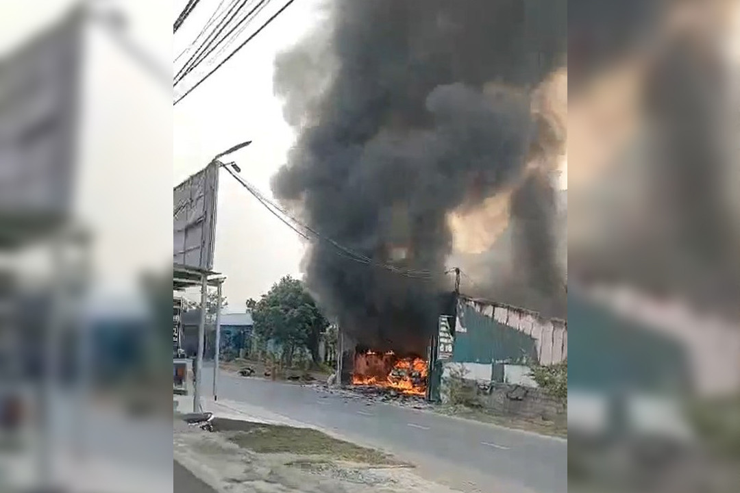Cột khói cao hàng chục mét tại đám cháy