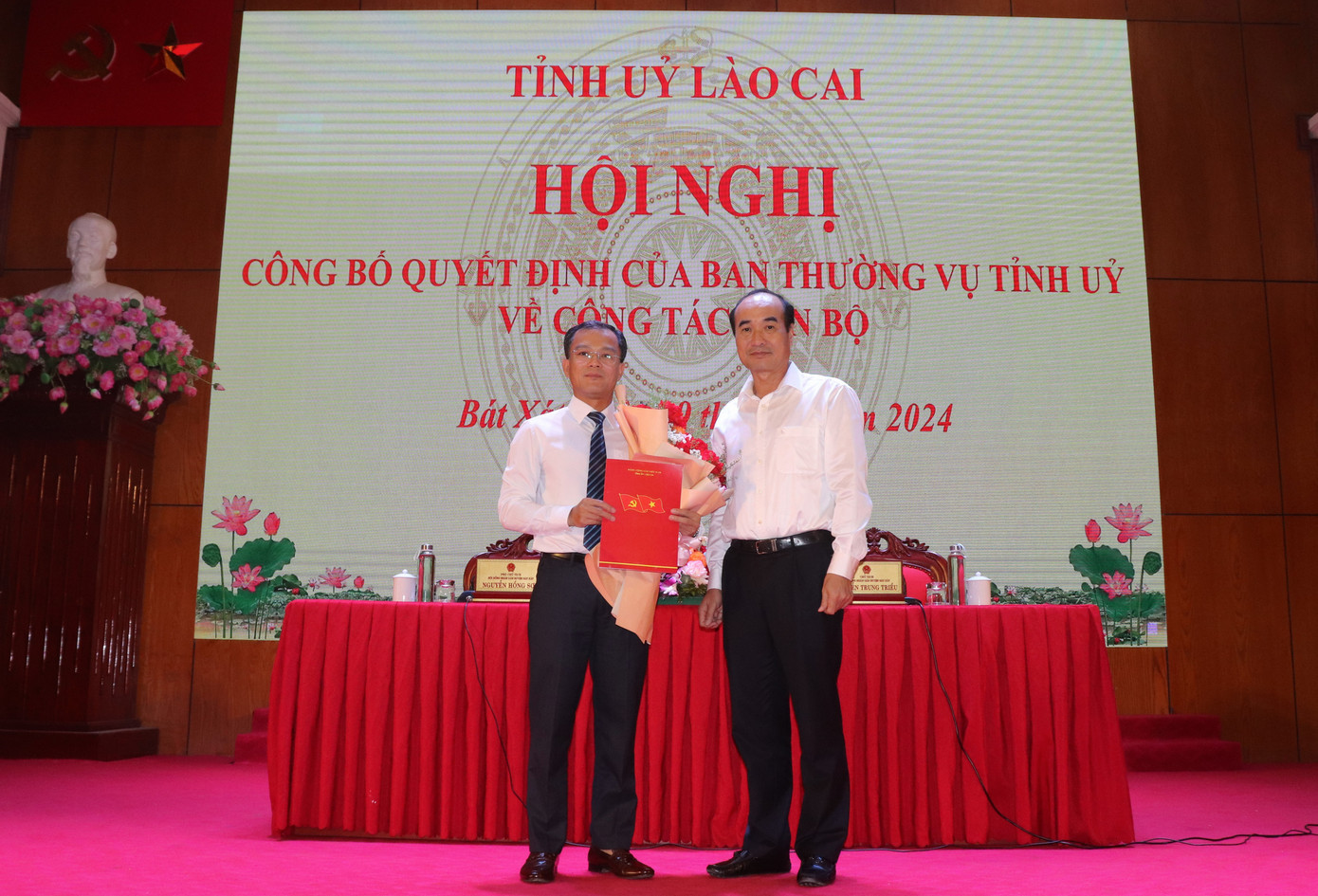 Ông Nguyễn Thế Tài - tân Phó Bí thư Huyện ủy Bát Xát, Chủ tịch UBND huyện (bên trái) nhận quyết định. Ảnh: Báo Lào Cai