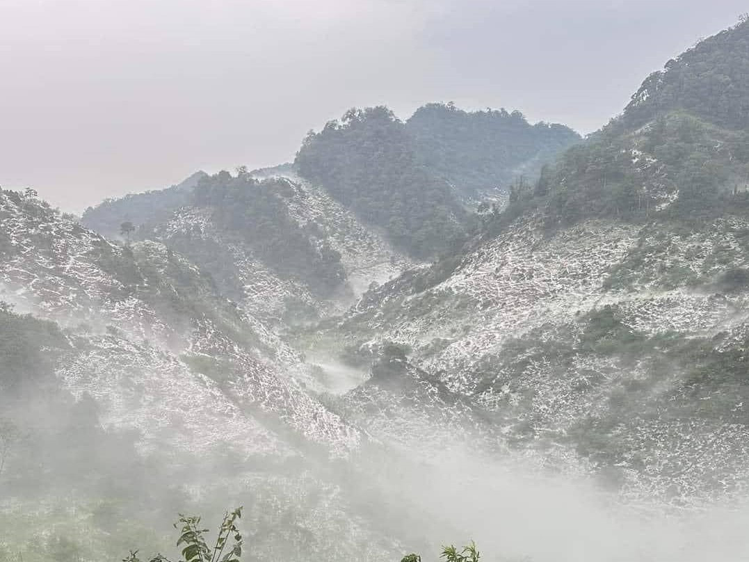 Trận mưa đá kéo dài 30 phút khiến mặt đất phủ toàn màu trắng.