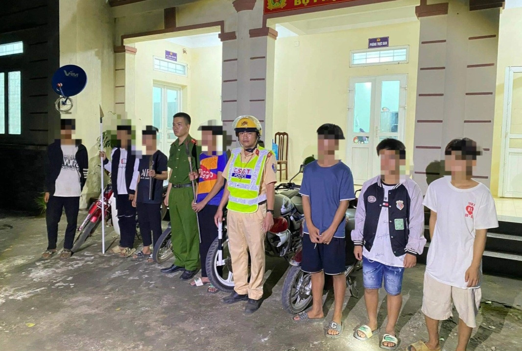 Nhóm thanh, thiếu niên tại cơ quan công an. Ảnh: Công an Lạc Sơn. Nhóm thanh, thiếu niên tại cơ quan công an. Ảnh: Công an Lạc Sơn.