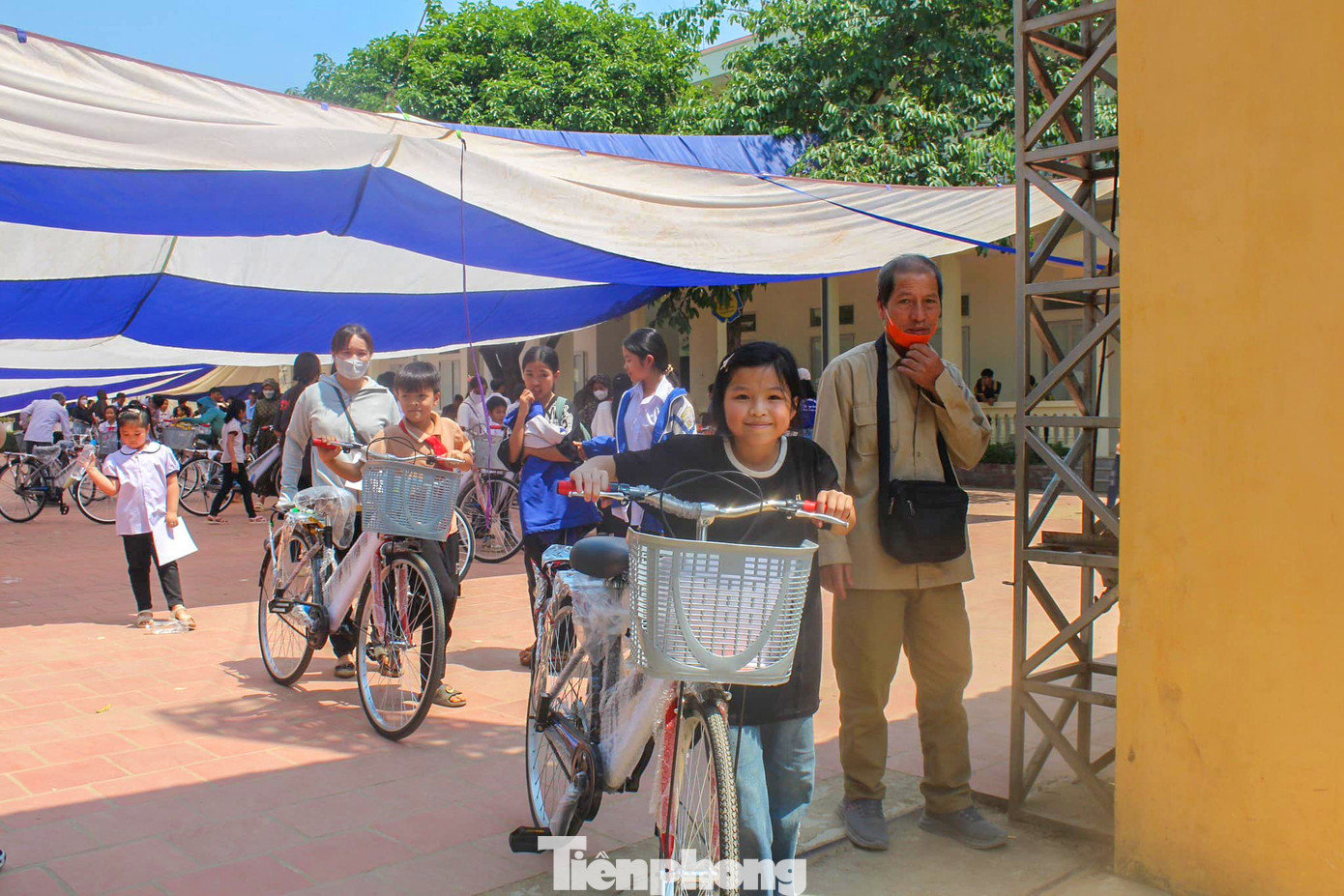 Những món quà được gửi đến cho các em học sinh với mong muốn sẽ là nguồn động viên, sự cổ vũ và niềm tin cho các em vượt qua khó khăn, giúp các em vươn lên trong học tập, trưởng thành mạnh mẽ hơn và đóng góp tích cực vào xã hội trong tương lai.