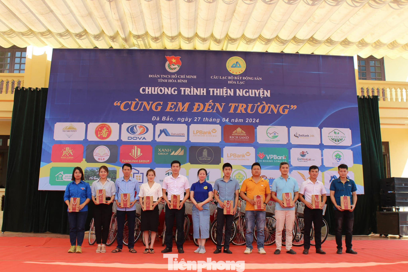 Bên cạnh đó, chương trình còn trao các suất quà là sản phẩm đông trùng hạ thảo cho giáo viên làm tổng phụ trách đội trên địa bàn huyện.