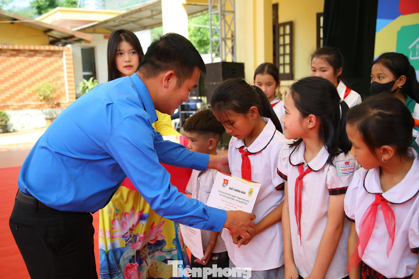 Các em học sinh được nhận quà đều là những em có hoàn cảnh khó khăn, chăm ngoan, học giỏi, tham gia tích cực các hoạt động của nhà trường tổ chức.
