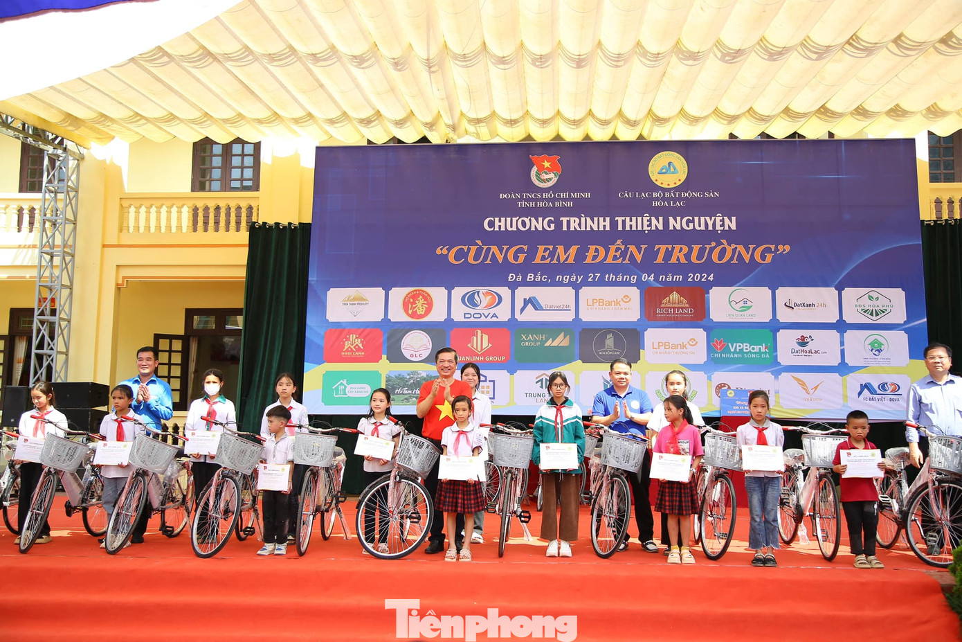 Tại chương trình, các đơn vị tài trợ đã trao 200 chiếc xe đạp cho các em học sinh có hoàn cảnh khó khăn vươn lên trong học tập trên địa bàn huyện Đà Bắc.