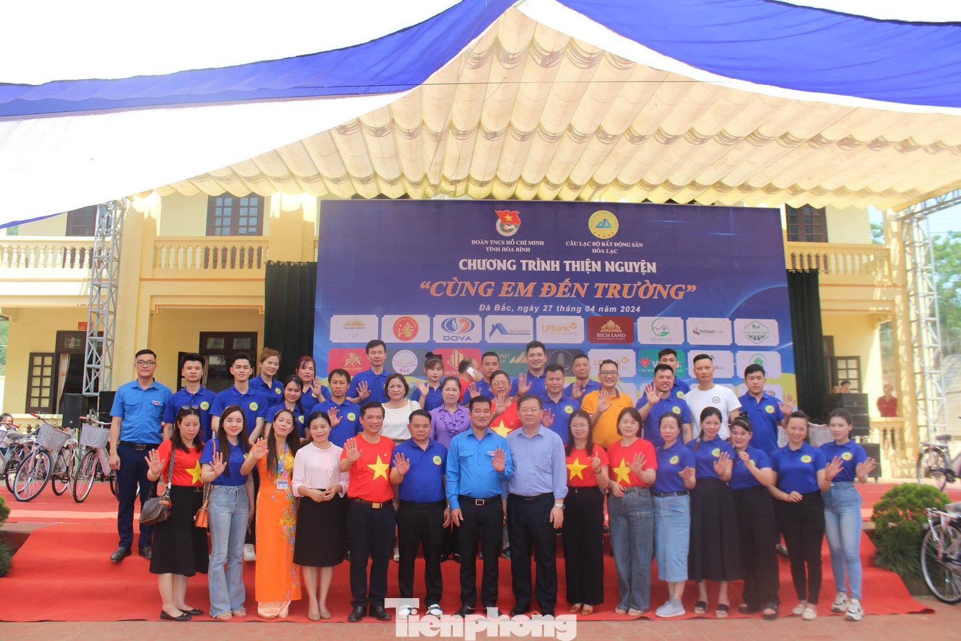 Tham dự có ông Phan Hồng Thủy, Phó Vụ trưởng, Vụ Pháp chế - Ủy ban Dân tộc Chính phủ, anh Nguyễn Duy Tư - Bí thư Tỉnh Đoàn Hoà Bình, các đơn vị tài trợ, đồng hành, lãnh đạo địa phương cùng 200 em học sinh tại huyện Đà Bắc.