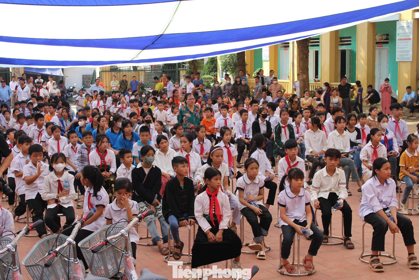 Chương trình thiện nguyện “Cùng em đến trường” được tổ chức với tinh thần tương thân tương ái và mong muốn được chia sẻ, giúp đỡ, chăm lo cho trẻ em đang học tập tại vùng sâu, vùng xa, vùng có điều kiện đặc biệt khó khăn.