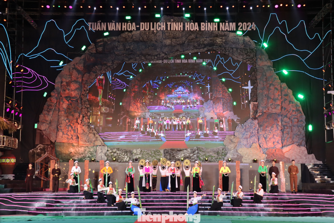 Liên hoan trình diễn trang phục các dân tộc tỉnh Hòa Bình nằm trong chuỗi sự kiện của Tuần Văn hóa - Du lịch tỉnh Hòa Bình năm 2024.